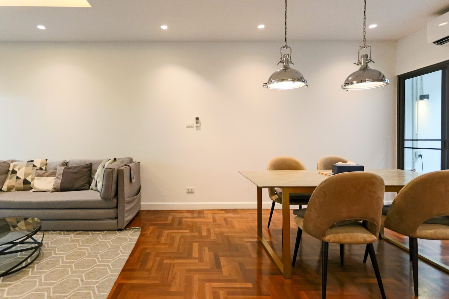 two bedroom townhouse for rent in Thong lor