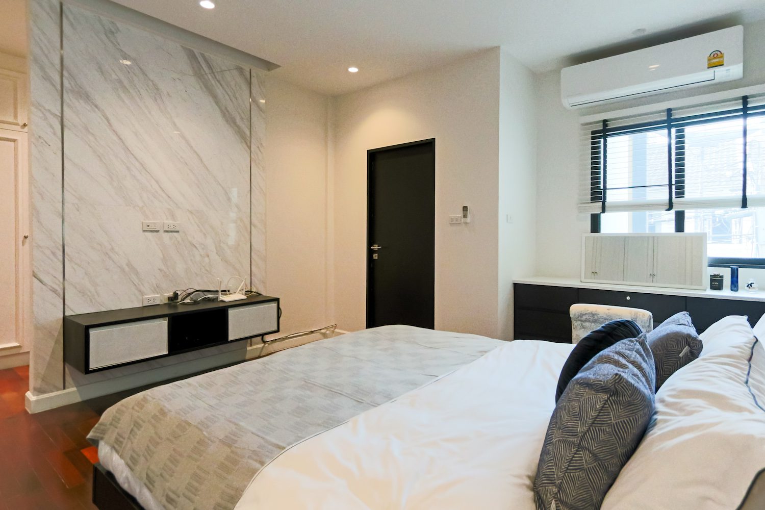 two bedroom townhouse for rent in Thong lor