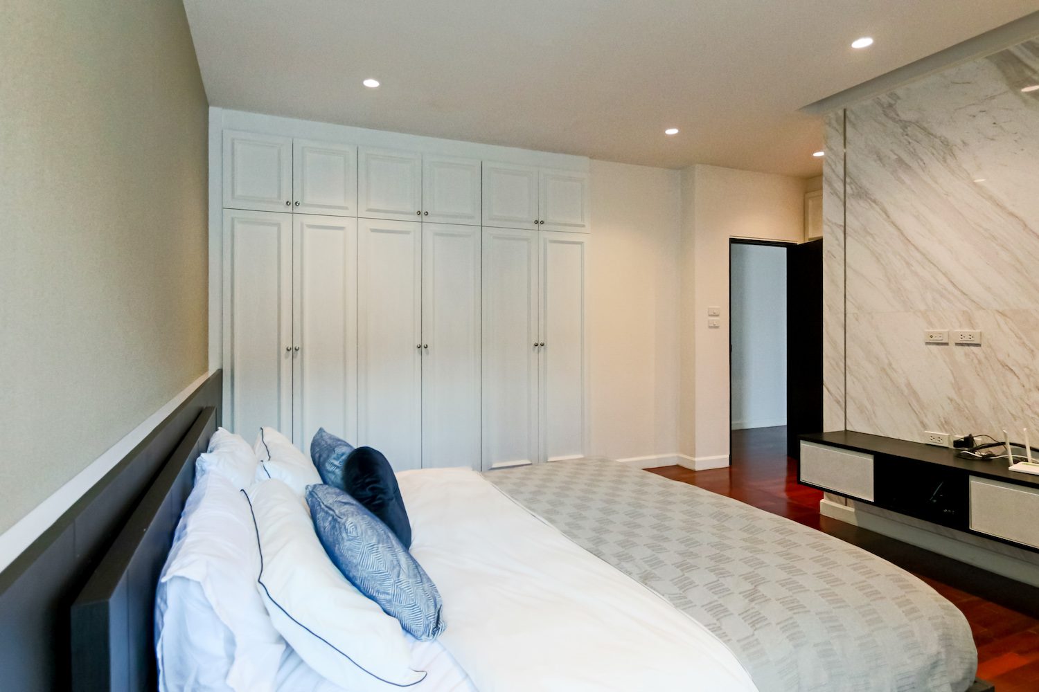two bedroom townhouse for rent in Thong lor