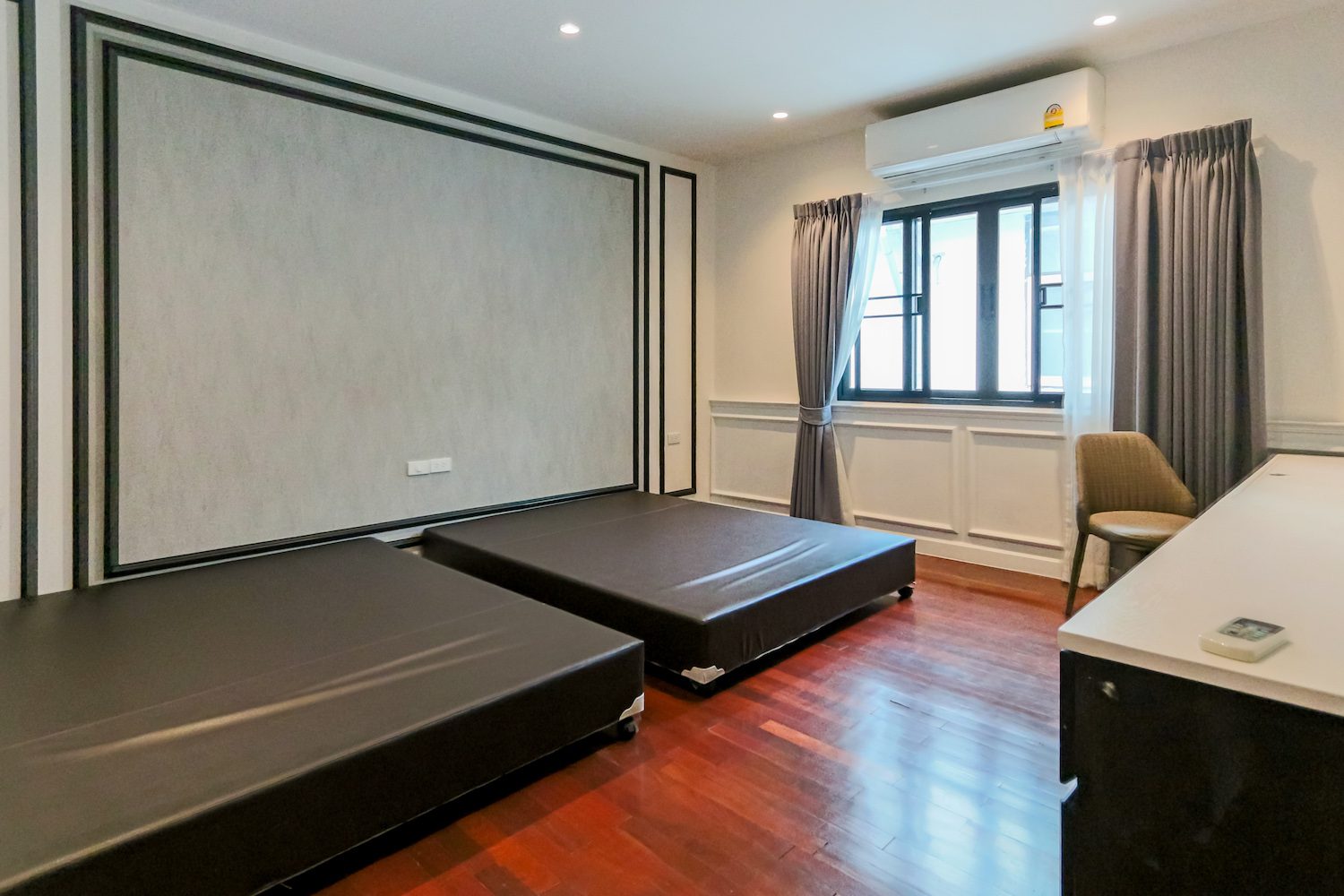 two bedroom townhouse for rent in Thong lor