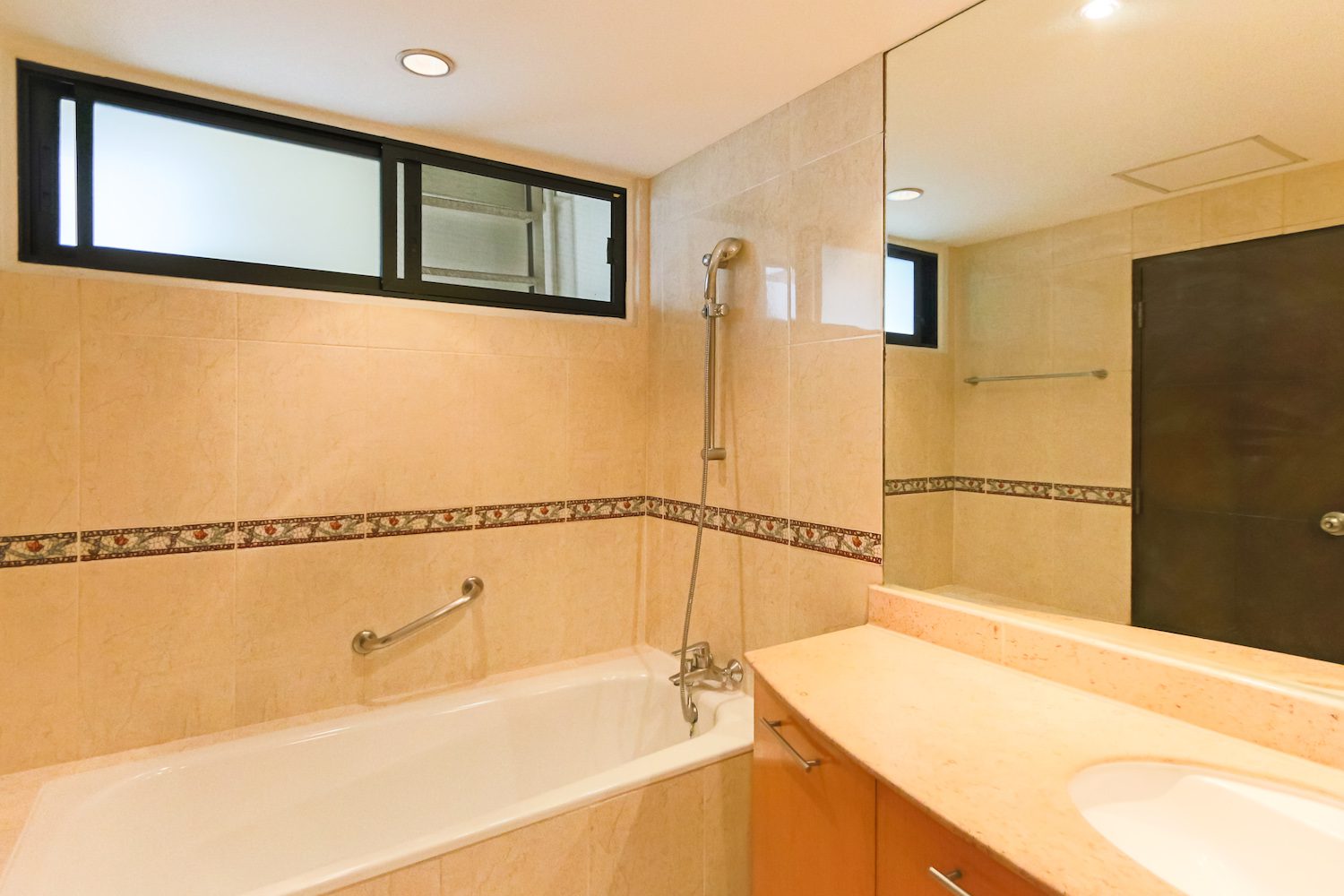 Spacious Four Bedroom Apartment for Rent in Phrom Phong-12