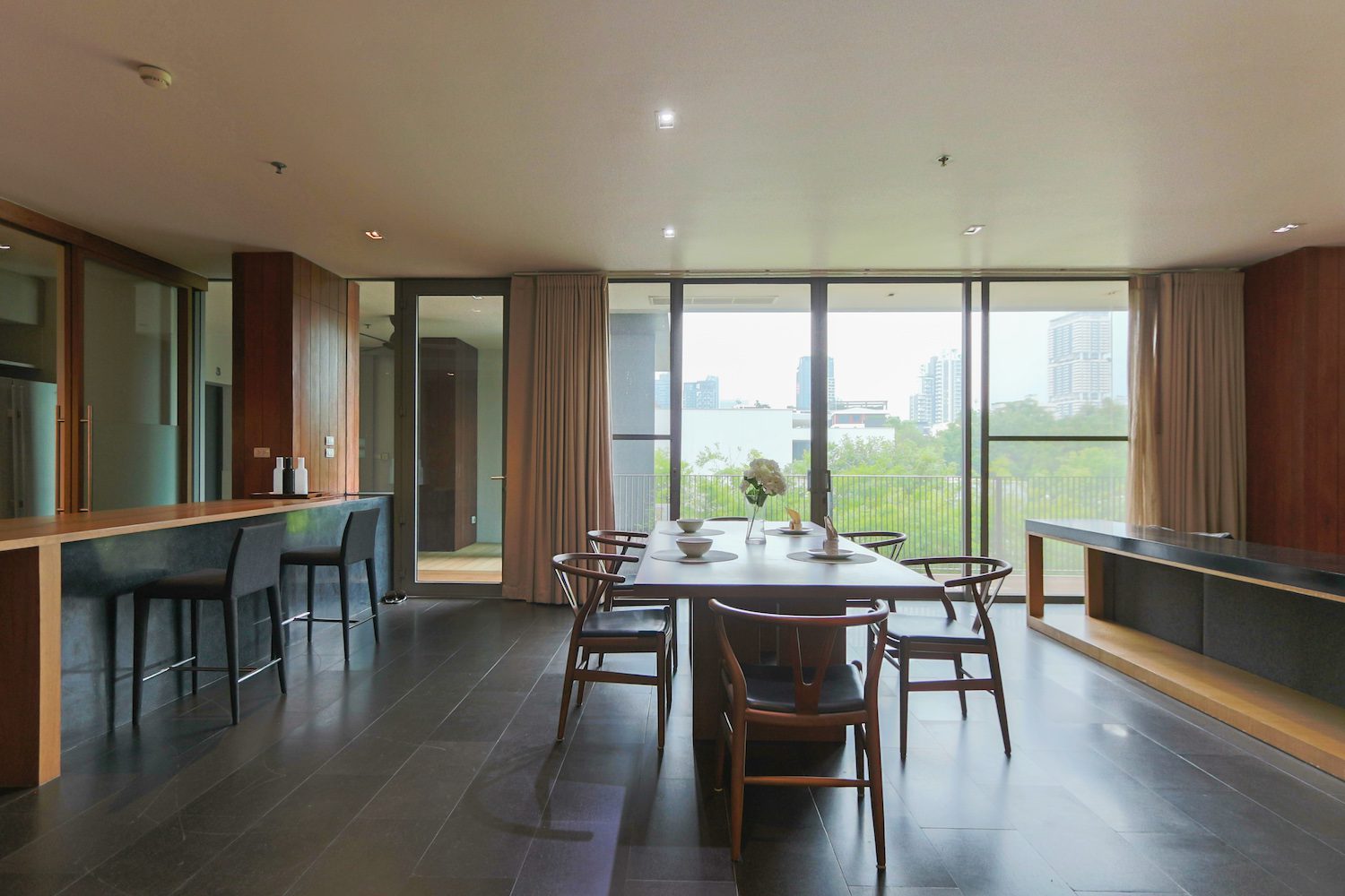 contemporary-three-bedroom-condo-for-rent-in-thonglor-1