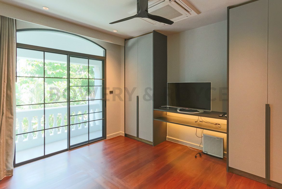 Modern four bedroom townhouse for rent in Thong lor