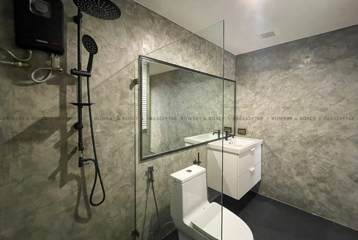 Renovated three bedroom condo for sale in Phrom phong