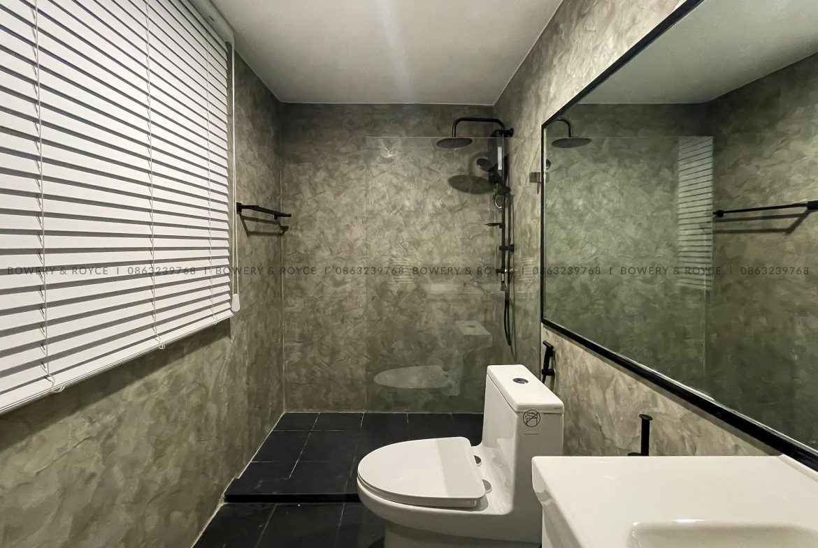 Renovated three bedroom condo for sale in Phrom phong