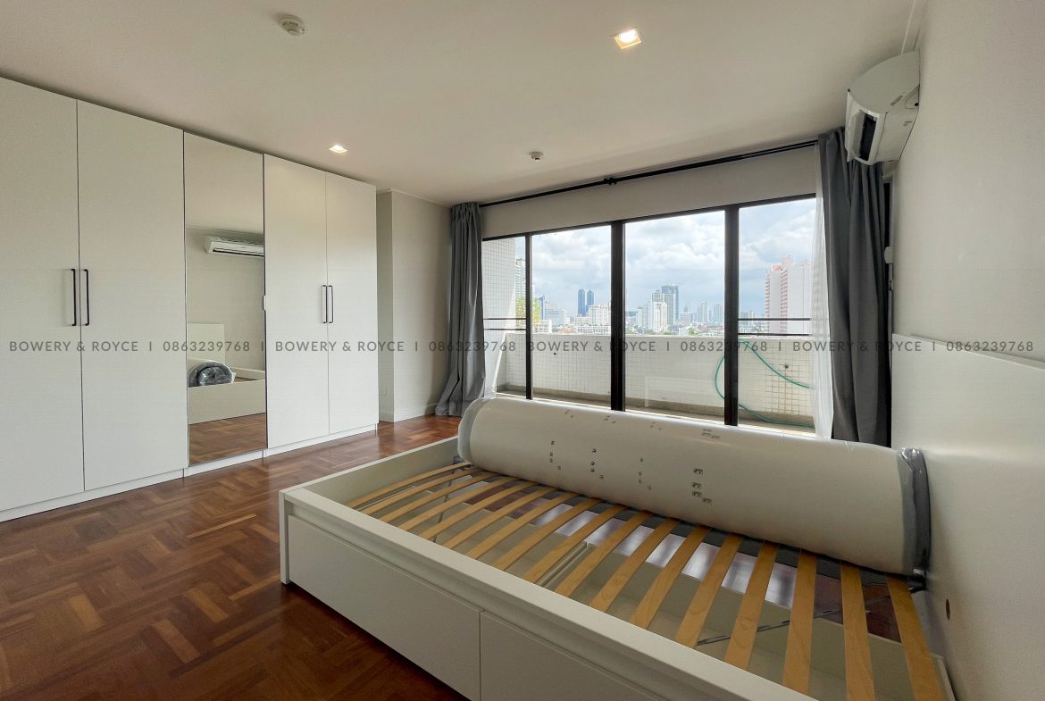 Renovated three bedroom condo for sale in Phrom phong