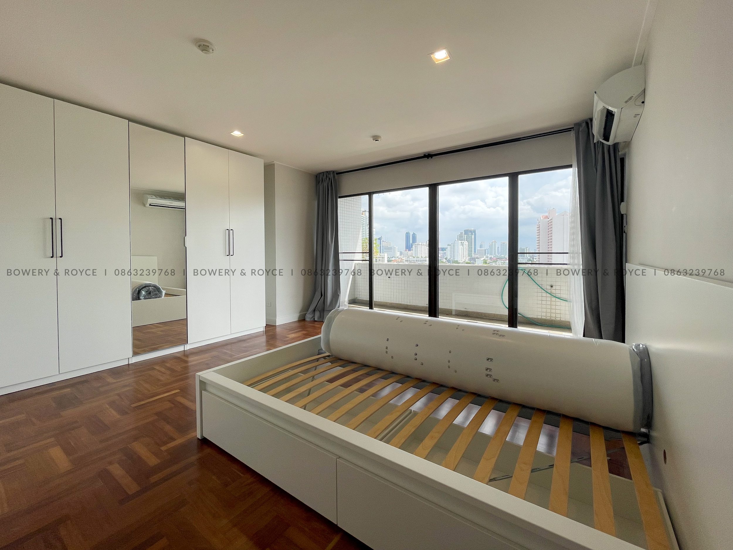 Renovated three bedroom condo for sale in Phrom phong
