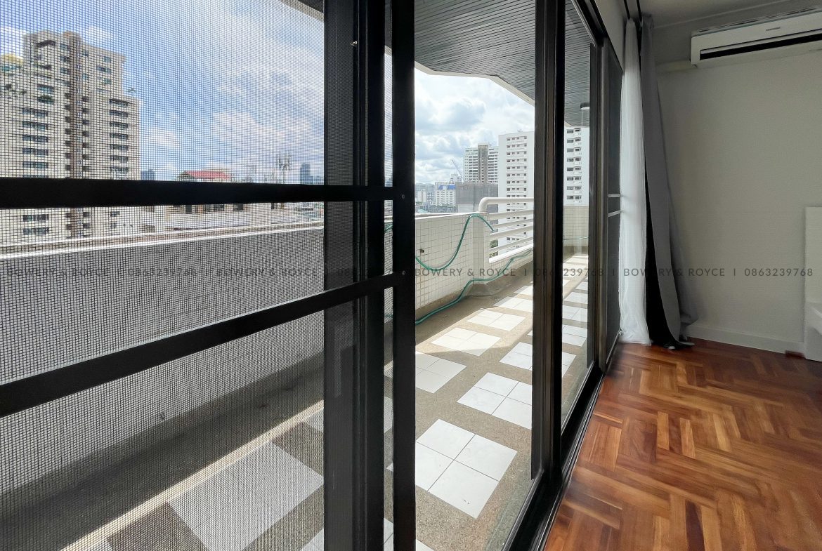 Renovated three bedroom condo for sale in Phrom phong