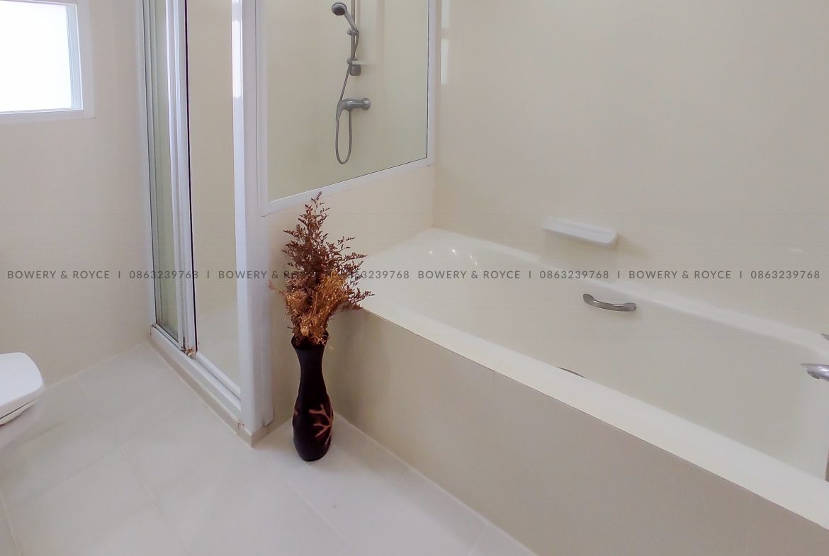 Pet friendly three bedroom apartment for rent in Phrom Phong
