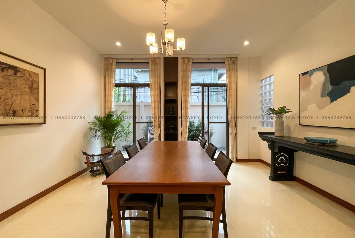 Stunning Three Bedroom Plus Study House for Rent in Phrom Phong