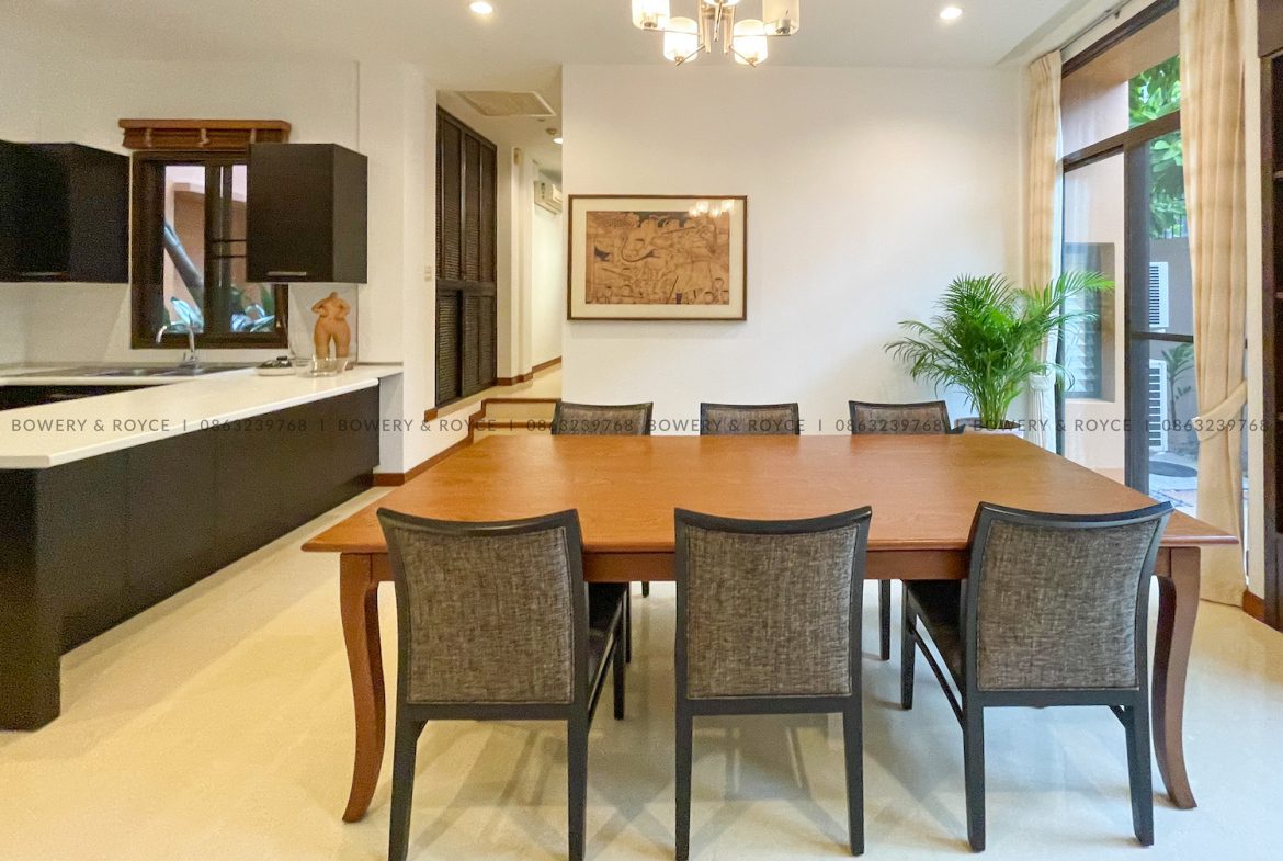 Stunning Three Bedroom Plus Study House for Rent in Phrom Phong