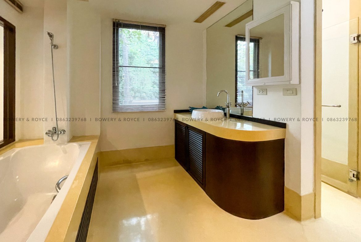 Stunning Three Bedroom Plus Study House for Rent in Phrom Phong