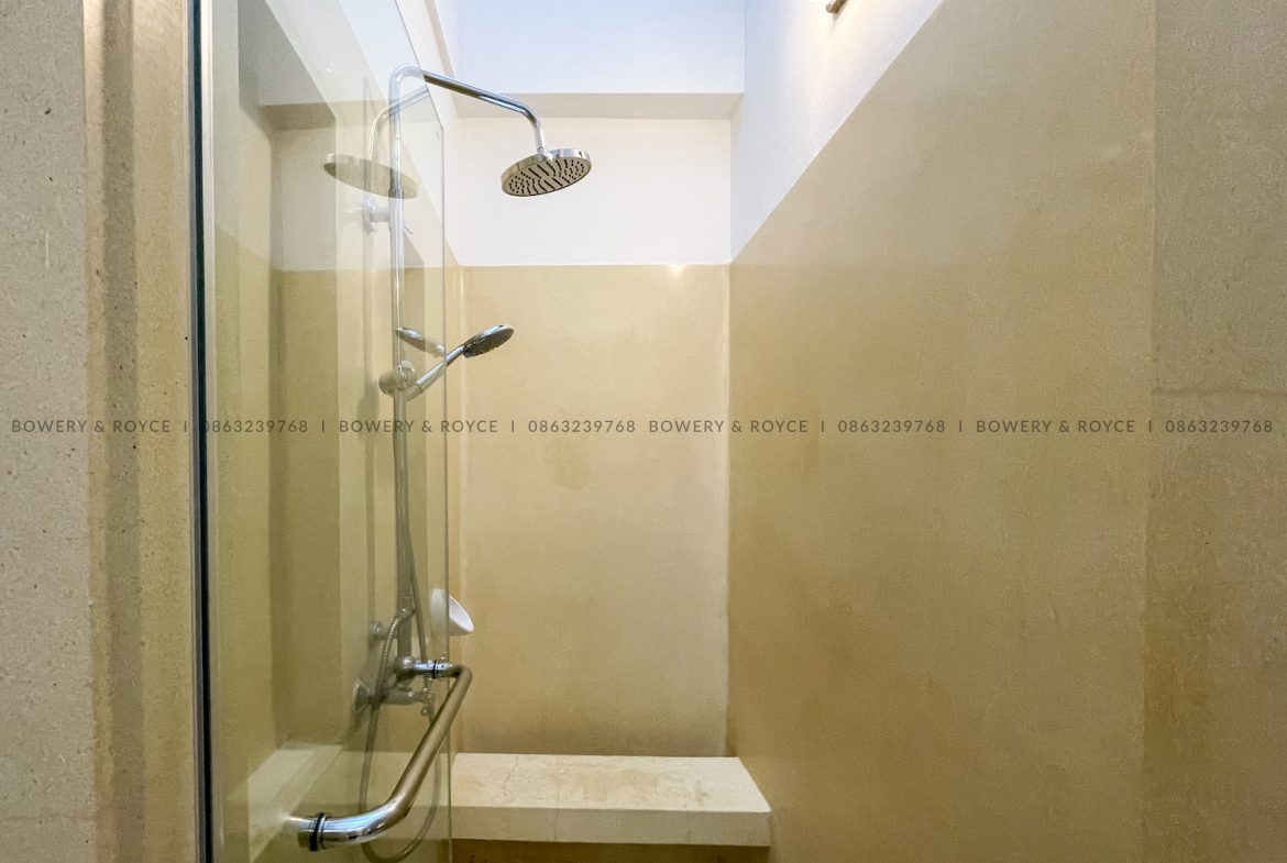 Stunning Three Bedroom Plus Study House for Rent in Phrom Phong