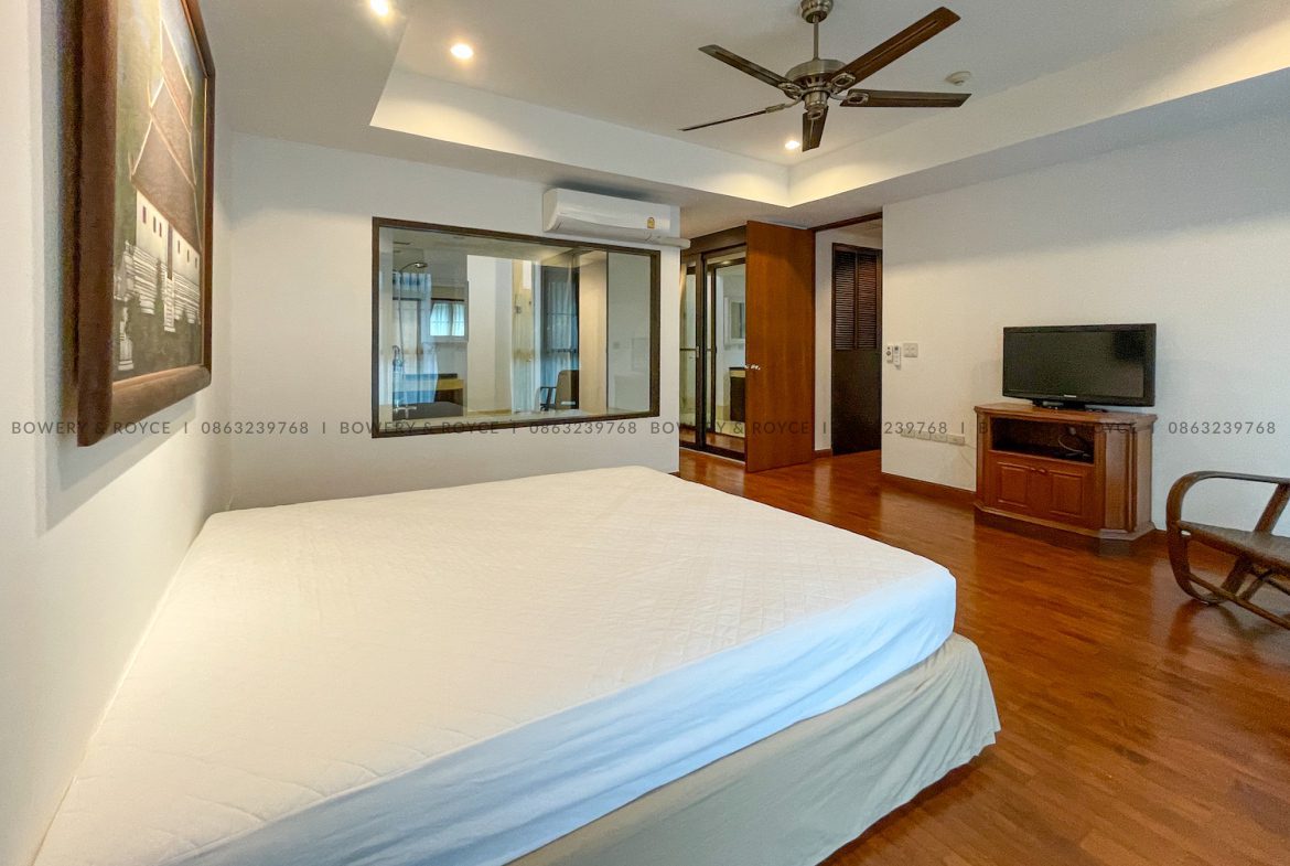 Stunning Three Bedroom Plus Study House for Rent in Phrom Phong