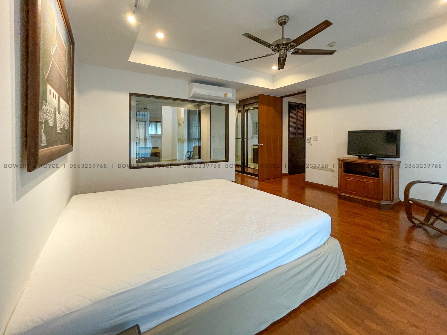 Stunning Three Bedroom Plus Study House for Rent in Phrom Phong