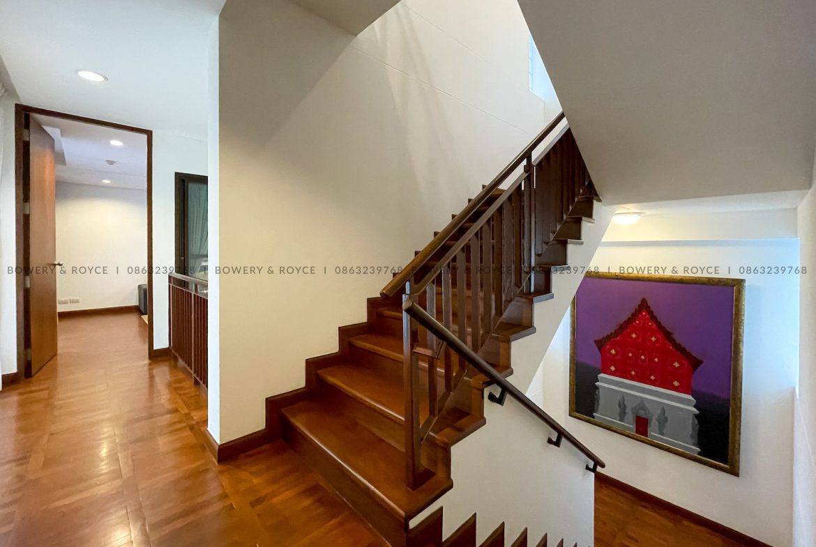 Stunning Three Bedroom Plus Study House for Rent in Phrom Phong