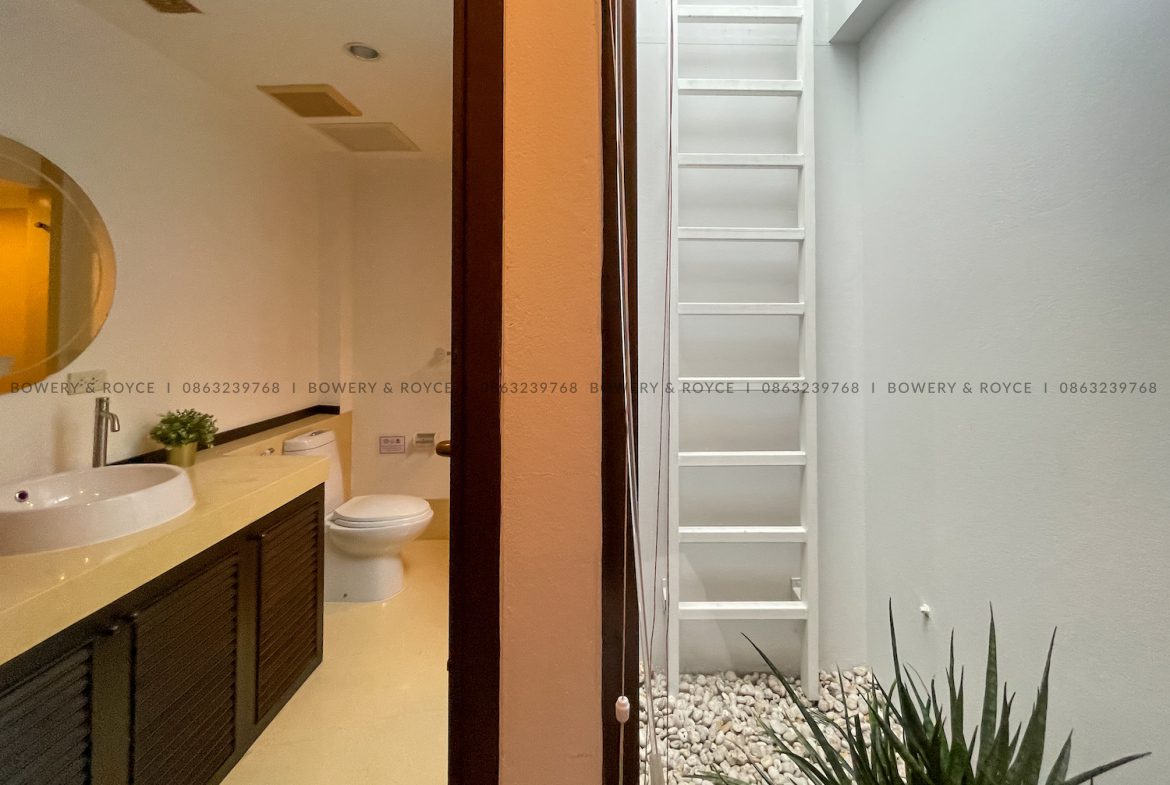 Stunning Three Bedroom Plus Study House for Rent in Phrom Phong