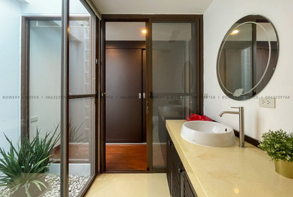 Stunning Three Bedroom Plus Study House for Rent in Phrom Phong