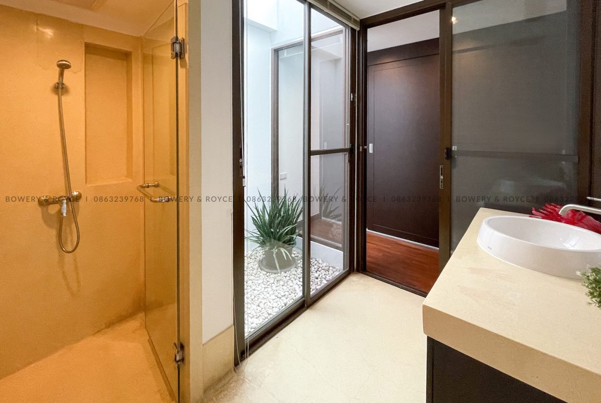 Stunning Three Bedroom Plus Study House for Rent in Phrom Phong