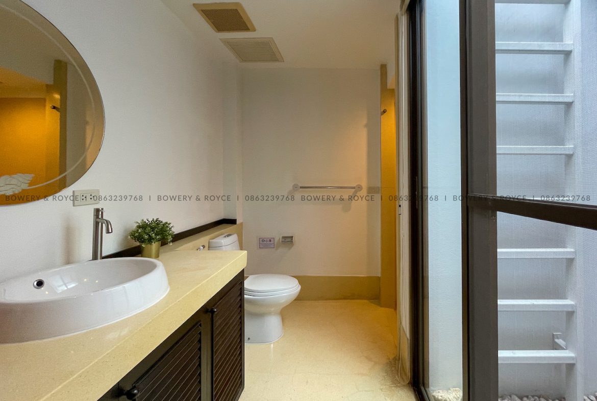 Stunning Three Bedroom Plus Study House for Rent in Phrom Phong