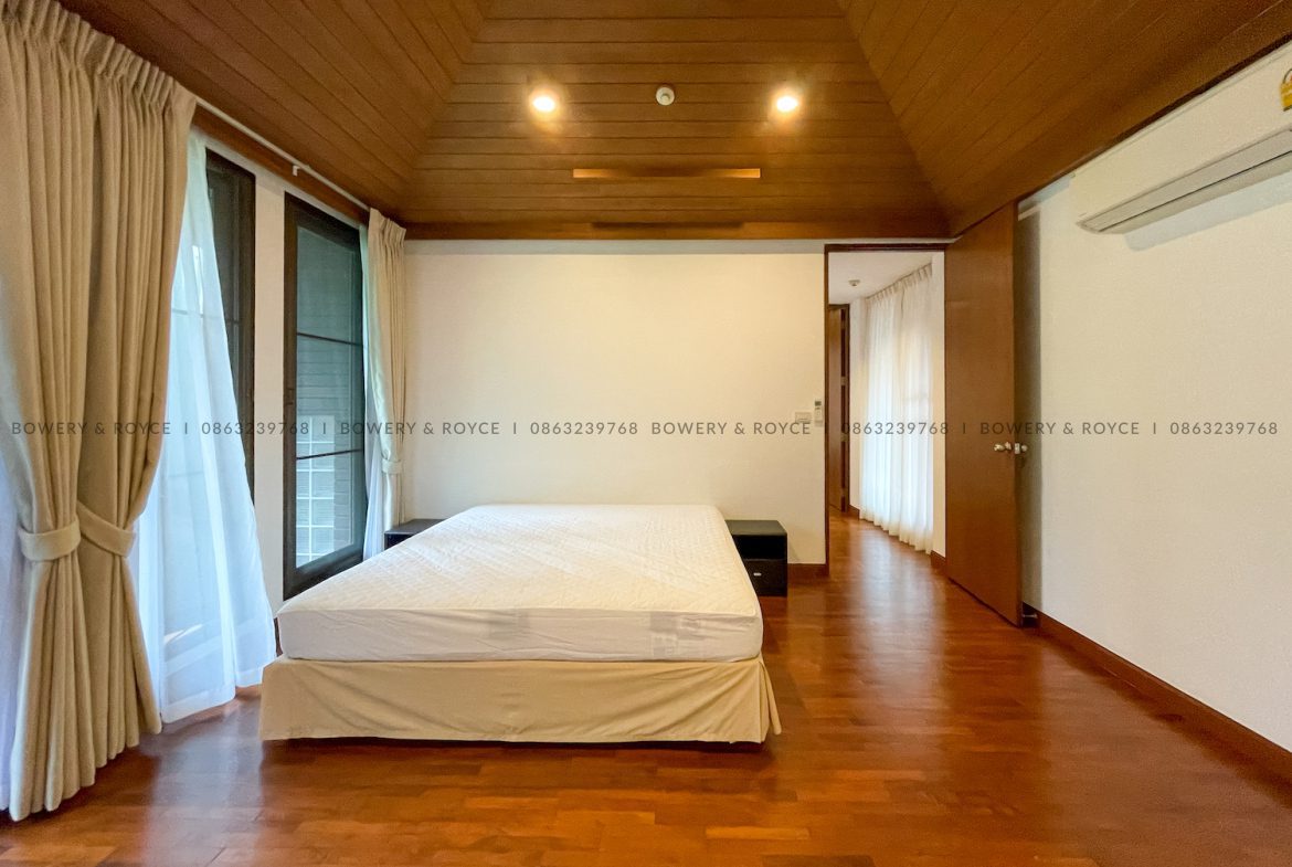 Stunning Three Bedroom Plus Study House for Rent in Phrom Phong