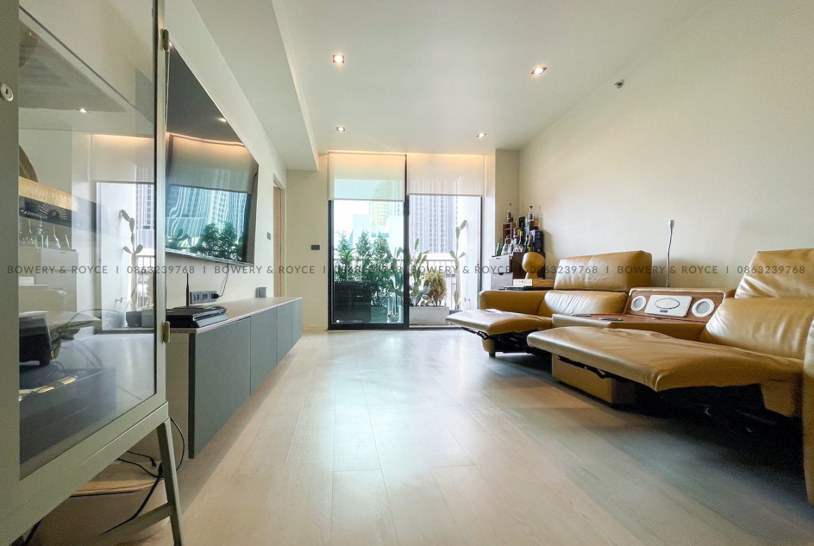 Beautifully renovated two bedroom condo for sale in Thong Lor