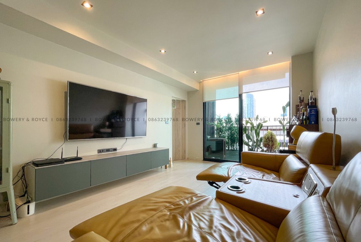 Beautifully renovated two bedroom condo for sale in Thong Lor