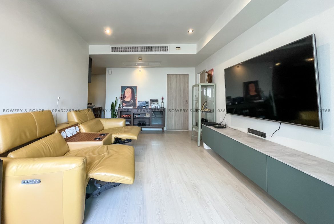Beautifully renovated two bedroom condo for sale in Thong Lor
