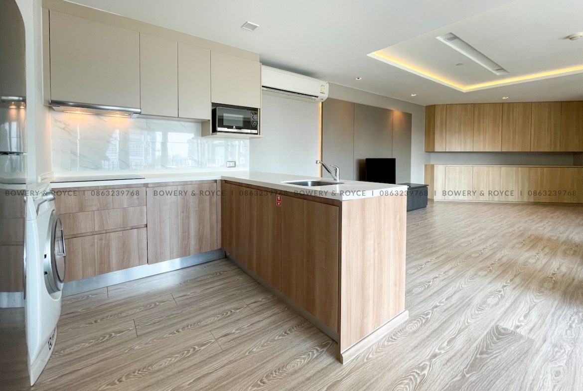 Extra large one bedroom pet friendly condo for rent in Ekkamai