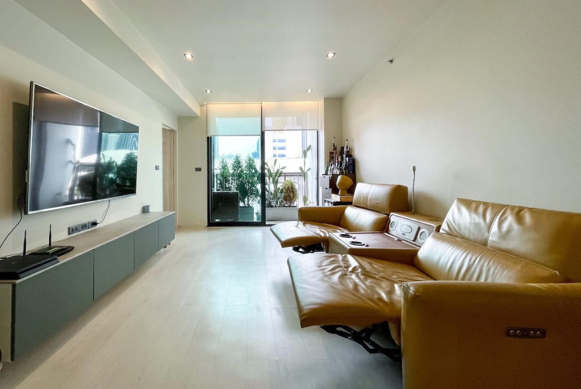 Beautifully renovated two bedroom condo for sale in Thong Lor