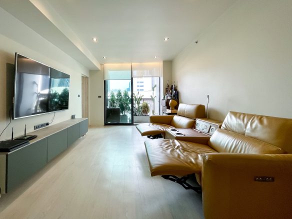 Beautifully renovated two bedroom condo for sale in Thong Lor