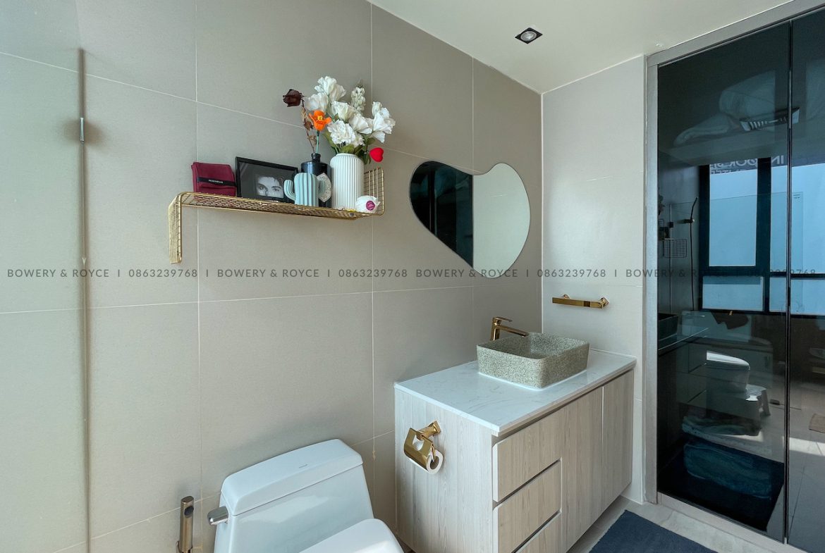 Beautifully renovated two bedroom condo for sale in Thong Lor