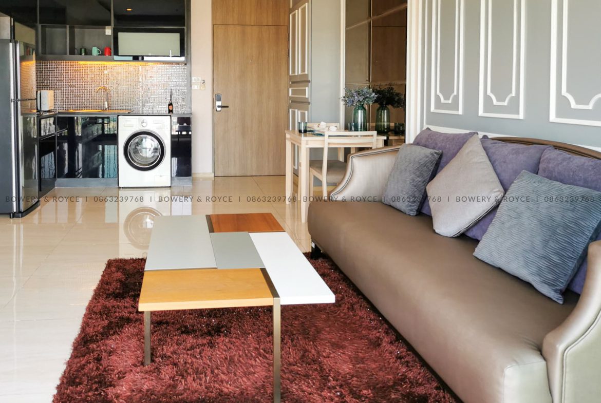 Modern One Bedroom Condo Close to BTS for Sale in Ekkamai