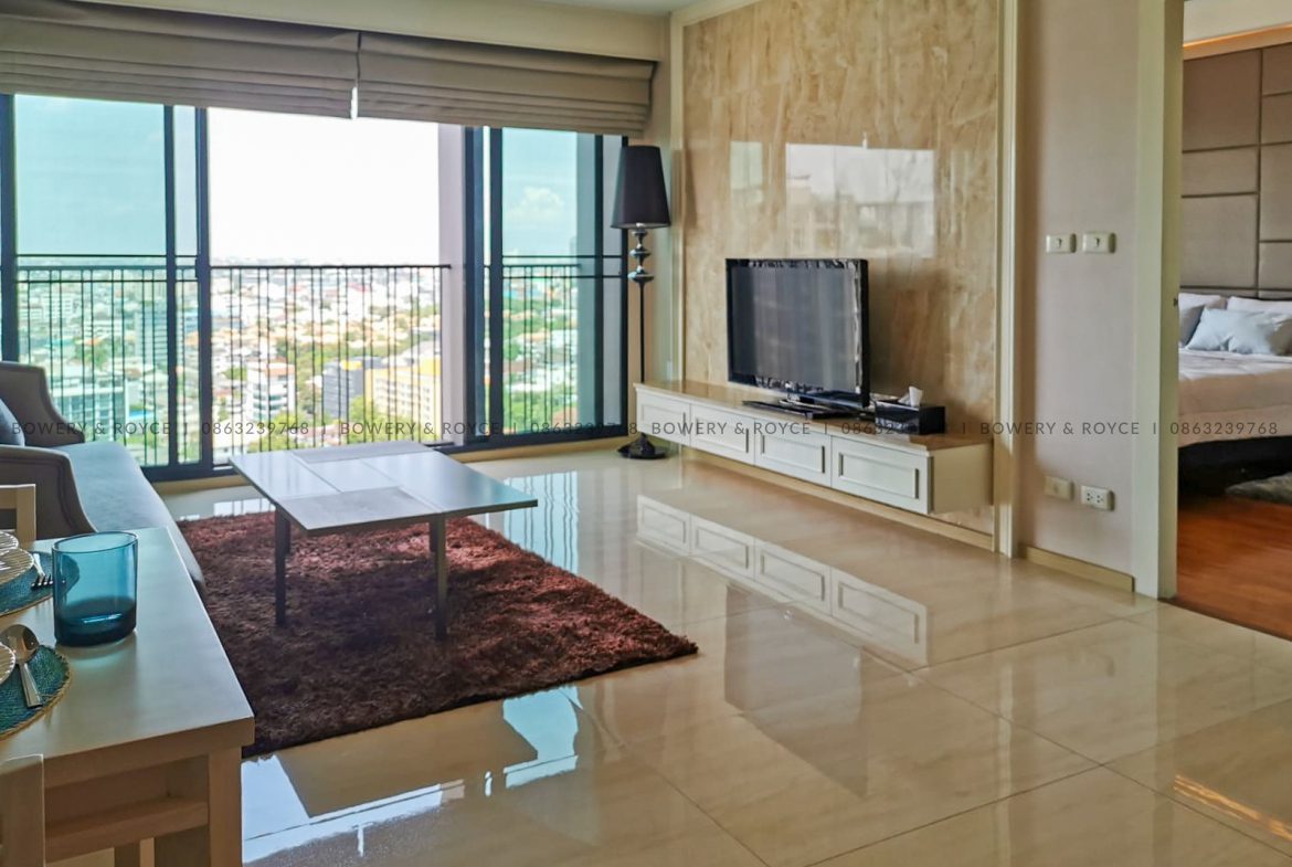 Modern One Bedroom Condo Close to BTS for Sale in Ekkamai