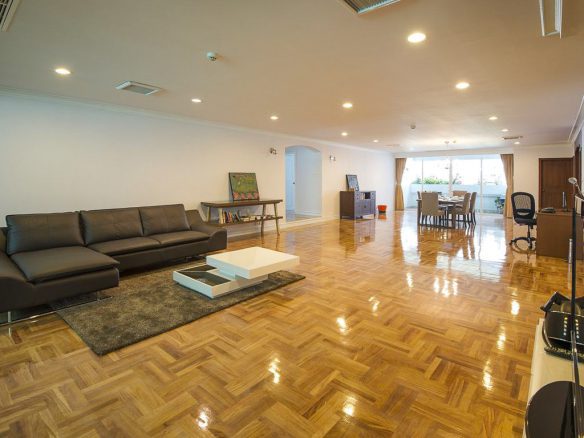 Extra large three bedroom pet friendly condo for rent in Phrom Phong