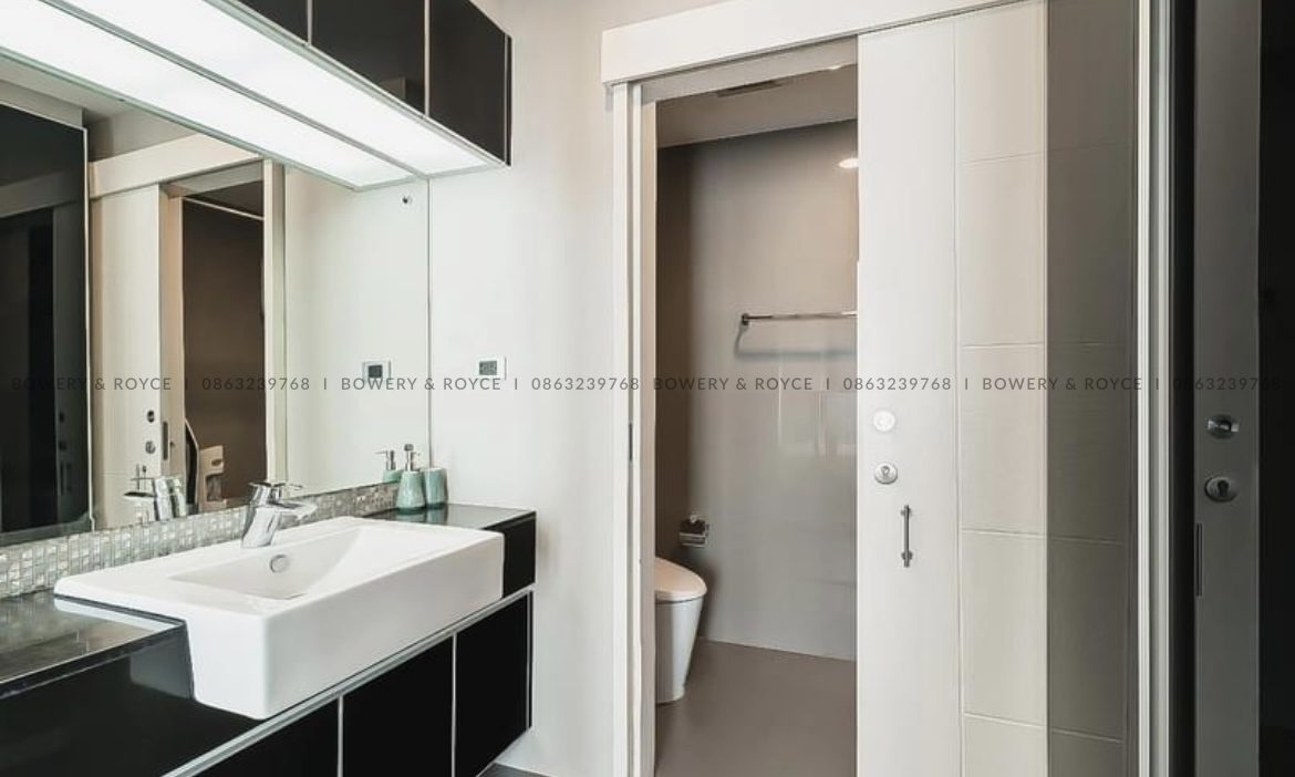 Close to BTS Modern One Bedroom Condo for Sale at the Crest Thong Lor