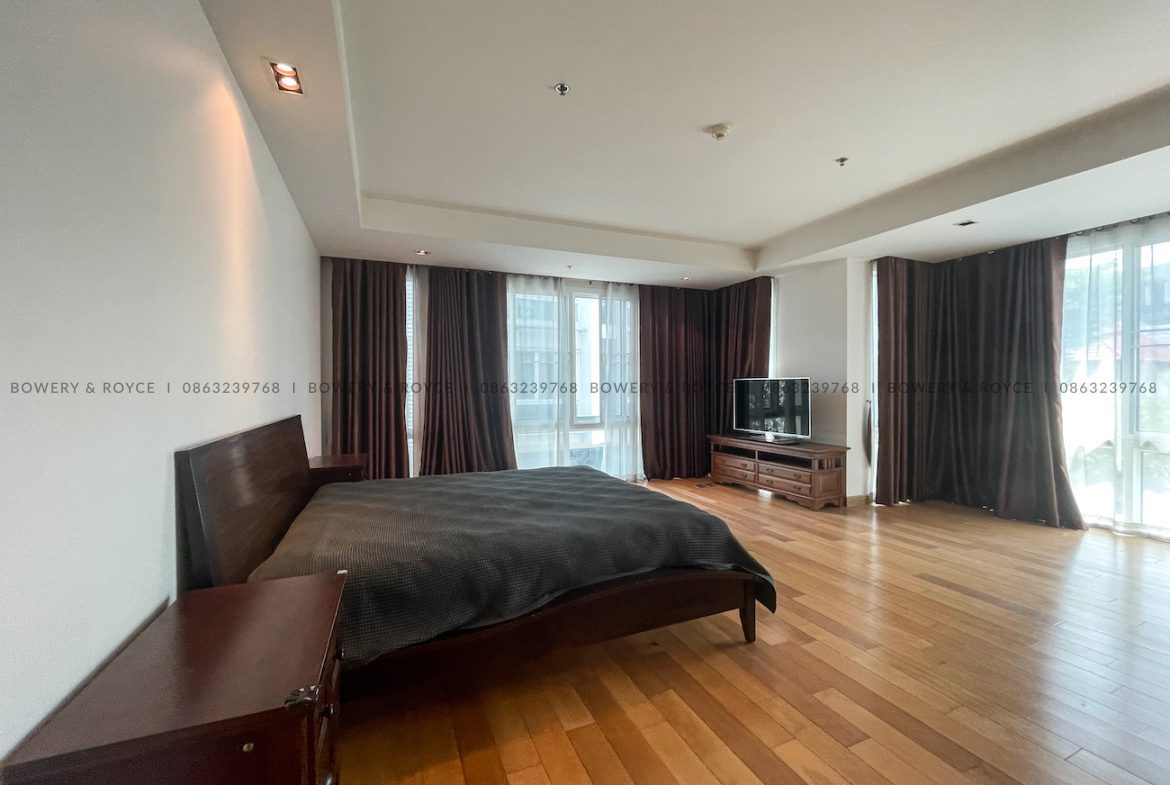 Extra large four bedroom condo for rent in Phrom Phong
