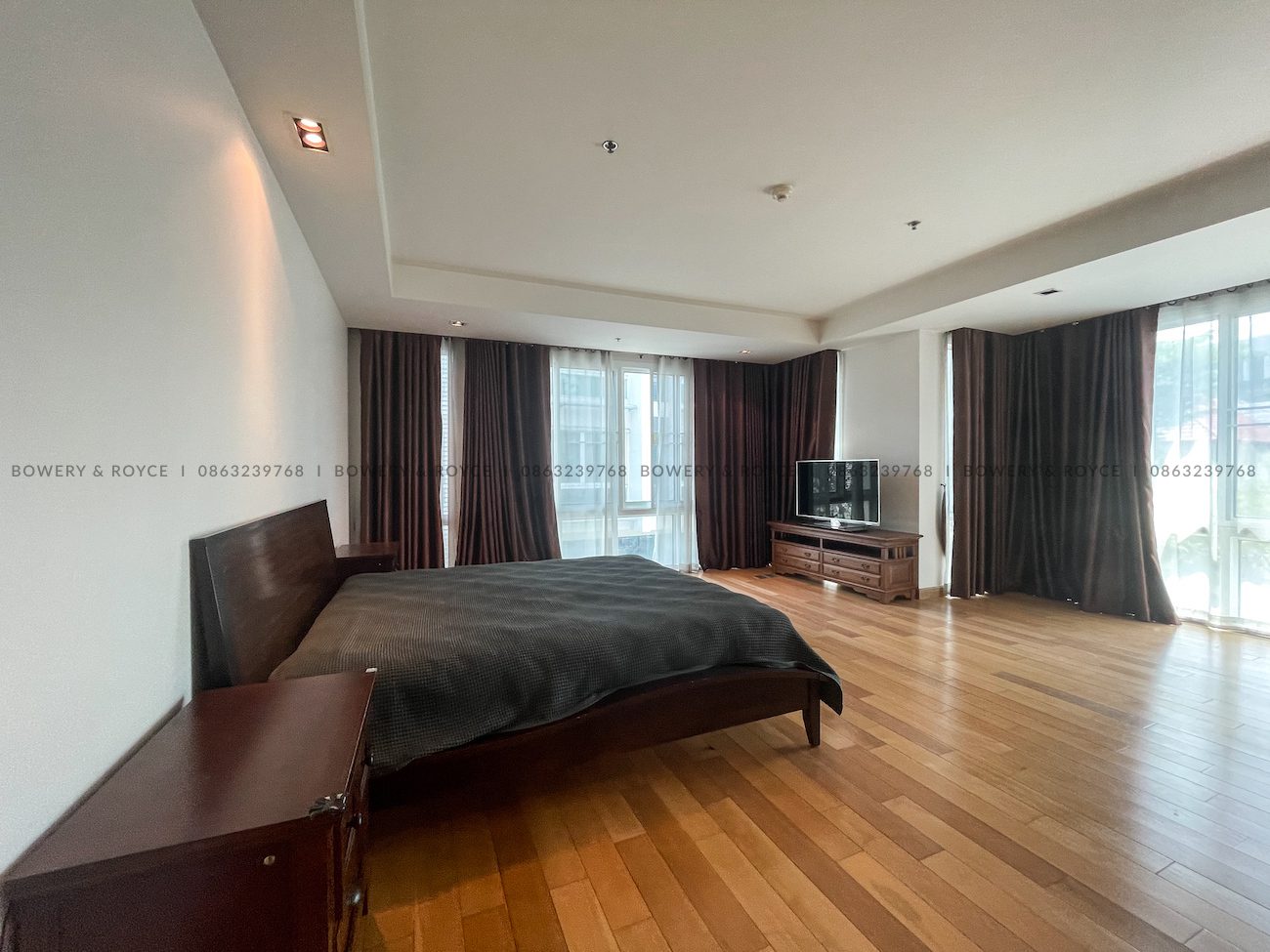 Extra large four bedroom condo for rent in Phrom Phong