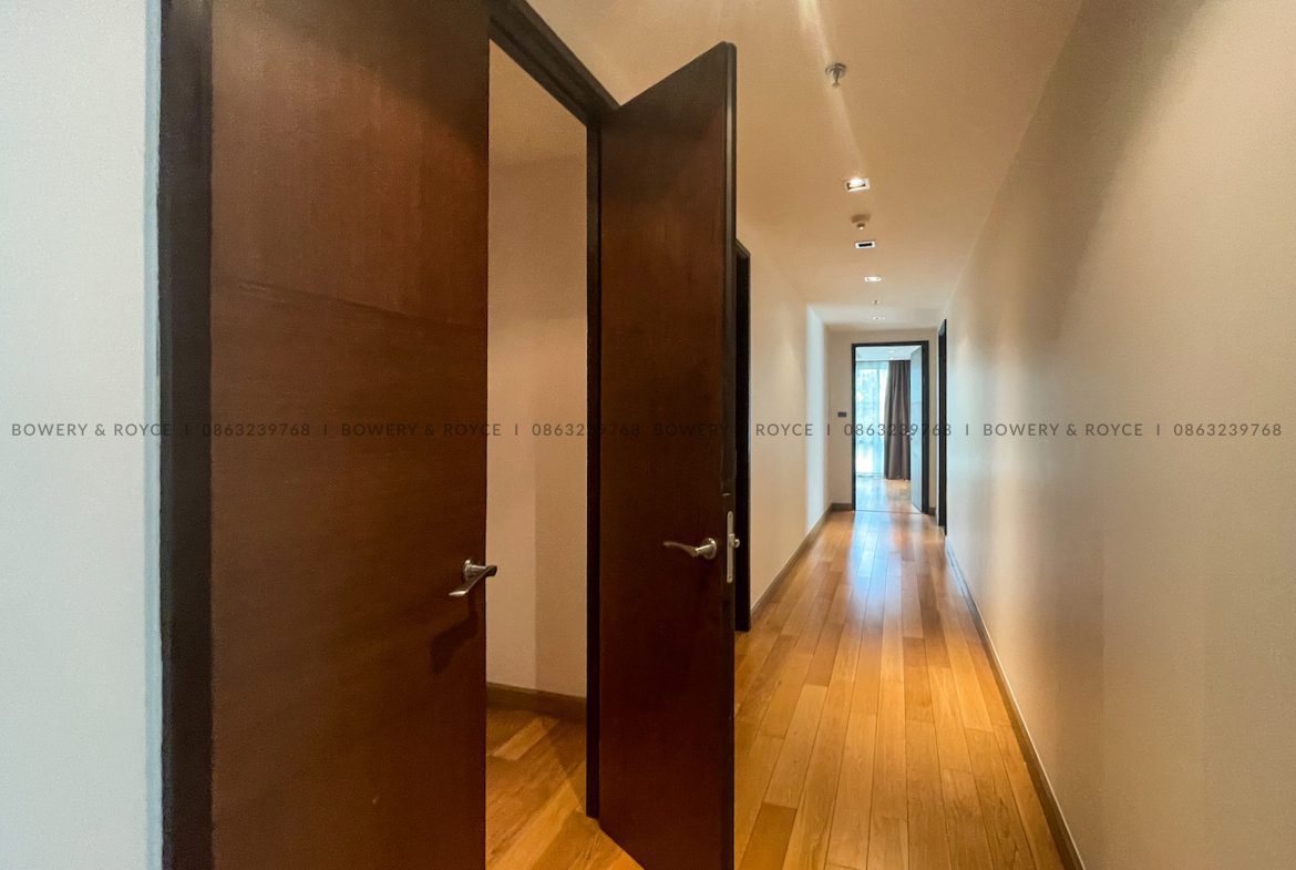 Extra large four bedroom condo for rent in Phrom Phong