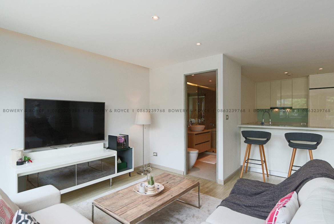 Immaculate and Beautifully Renovated One Bed Plus Office for Rent in Thong Lor