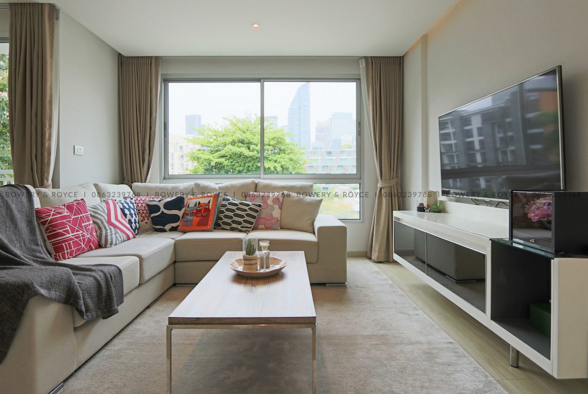 Immaculate and Beautifully Renovated One Bed Plus Office for Rent in Thong Lor