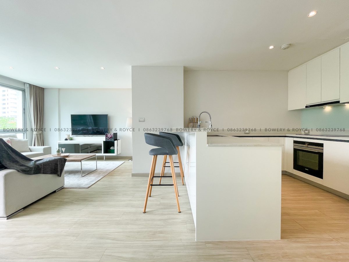 Immaculate and Beautifully Renovated One Bed Plus Office for Rent in Thong Lor
