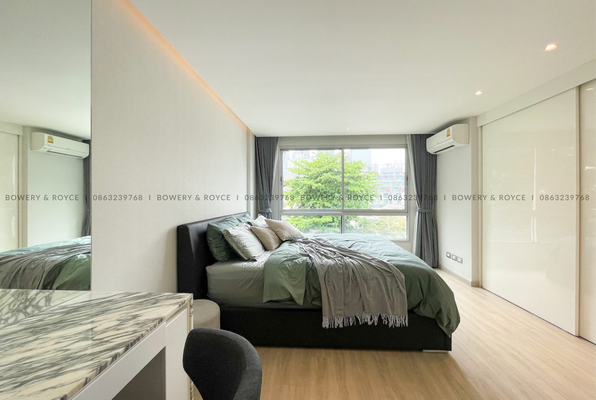 Immaculate and Beautifully Renovated One Bed Plus Office for Rent in Thong Lor