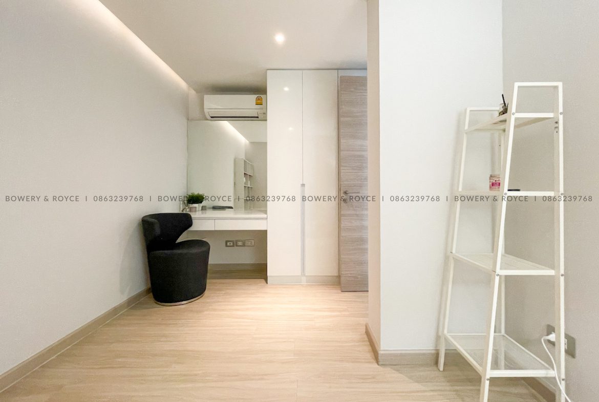 Immaculate and Beautifully Renovated One Bed Plus Office for Rent in Thong Lor