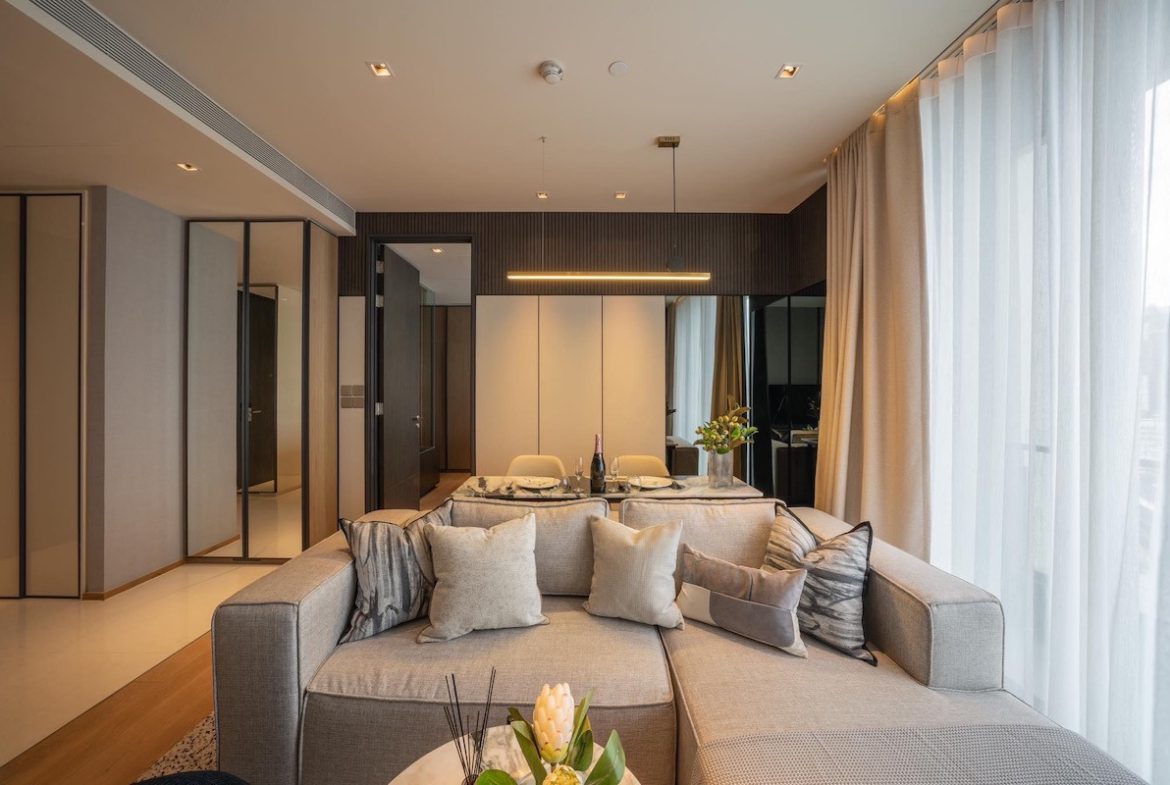 We are pleased to present this eclectic, vintage styled one bedroom condo for rent in Thong Lor which boasts stunning city views and modern interior throughout.