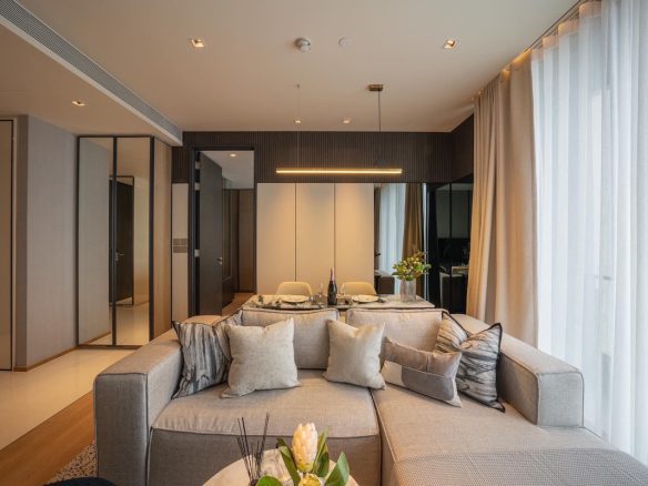 We are pleased to present this eclectic, vintage styled one bedroom condo for rent in Thong Lor which boasts stunning city views and modern interior throughout.