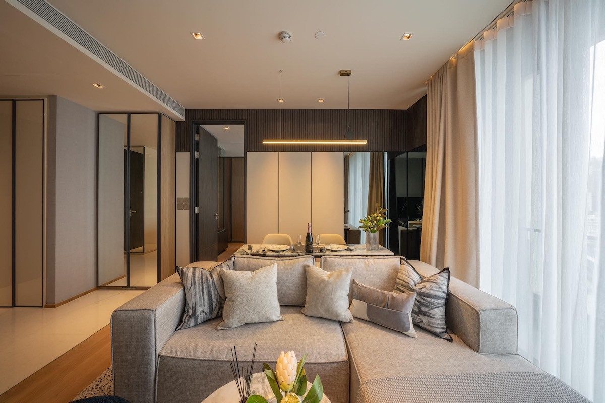 We are pleased to present this eclectic, vintage styled one bedroom condo for rent in Thong Lor which boasts stunning city views and modern interior throughout.