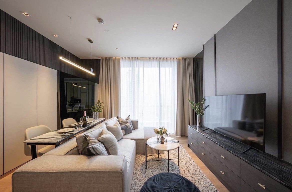 We are pleased to present this eclectic, vintage styled one bedroom condo for rent in Thong Lor which boasts stunning city views and modern interior throughout.