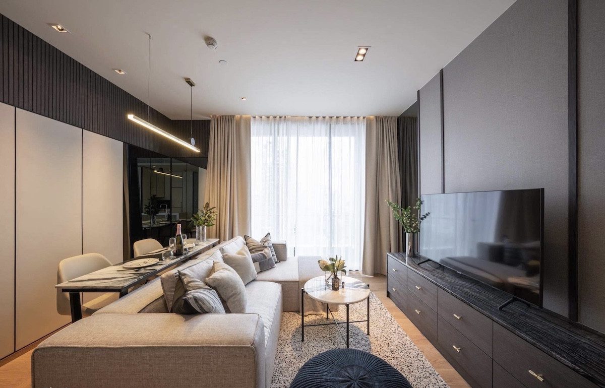 We are pleased to present this eclectic, vintage styled one bedroom condo for rent in Thong Lor which boasts stunning city views and modern interior throughout.