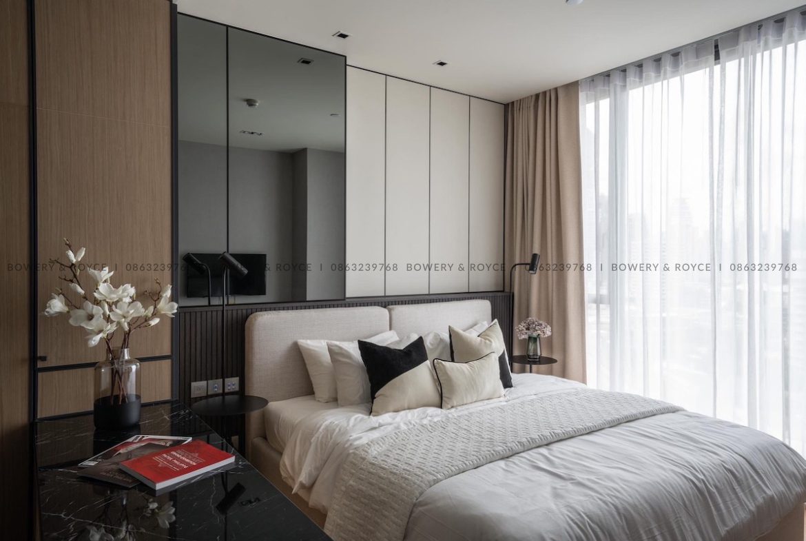 We are pleased to present this eclectic, vintage styled one bedroom condo for rent in Thong Lor which boasts stunning city views and modern interior throughout.
